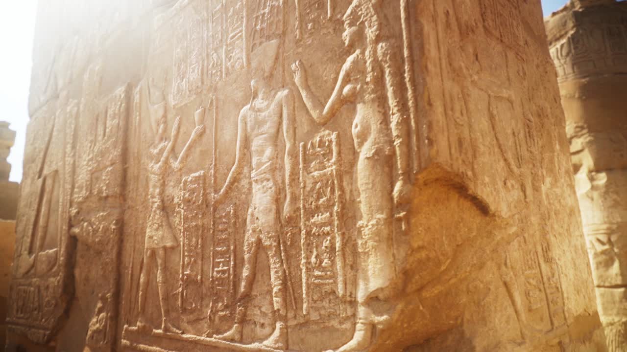 cerca de intrincadas tallas en la piedra de un pilar en el templo de karnak, luxor, egipto