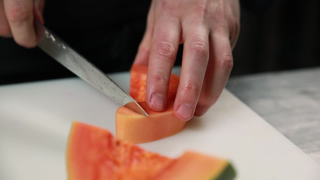 chef cortando la papaya
