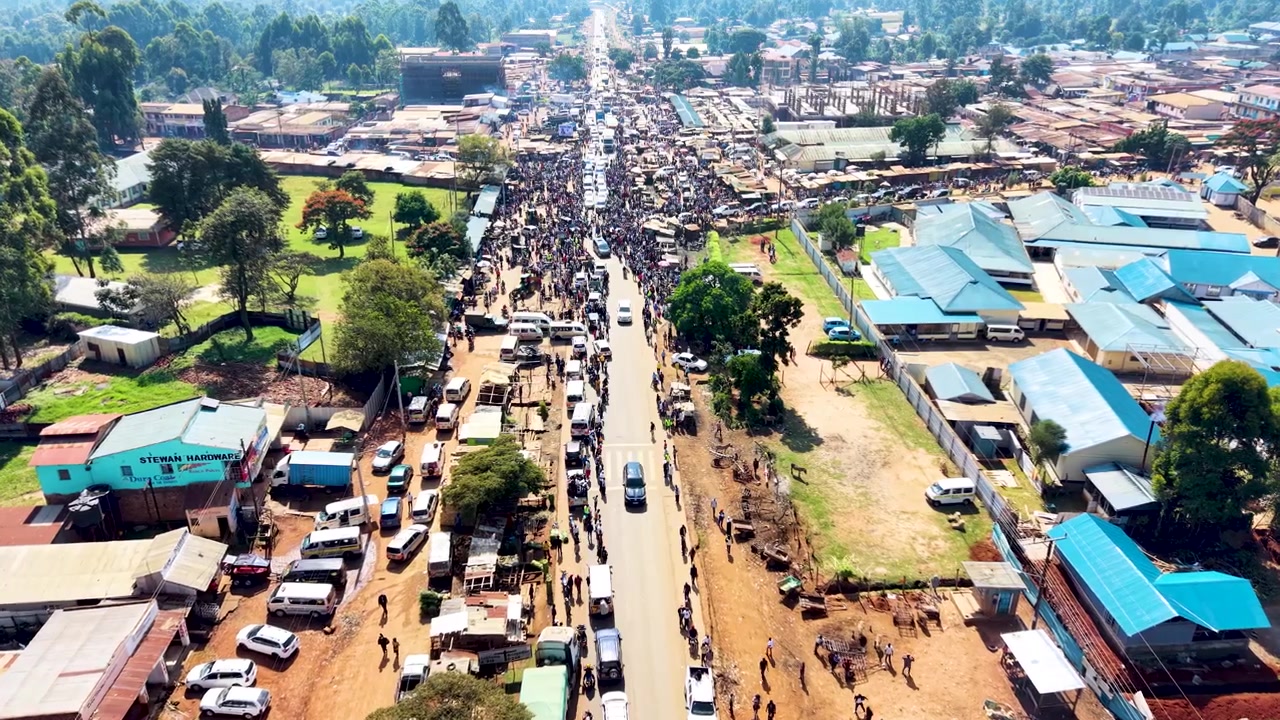 Campagna elettorale in Kenya, politica keniota, comizio politico, candidato alle elezioni presidenziali. Persone in un convoglio politico di contea. Insediamento rurale. Commissione elettorale del Kenya elezioni 2027