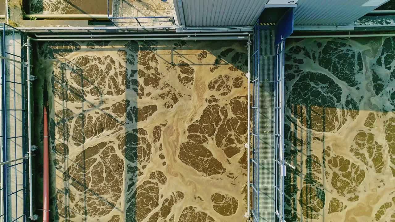 proceso de tratamiento de aguas residuales - drone aéreo de primer plano