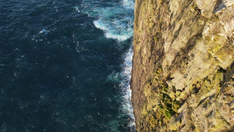 imágenes de drones siguiendo un acantilado muy empinado en la isla de vagar en las islas feroe