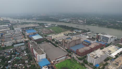 video que muestra la zona de procesamiento de exportación en una ubicación a la orilla de un río en bangladesh