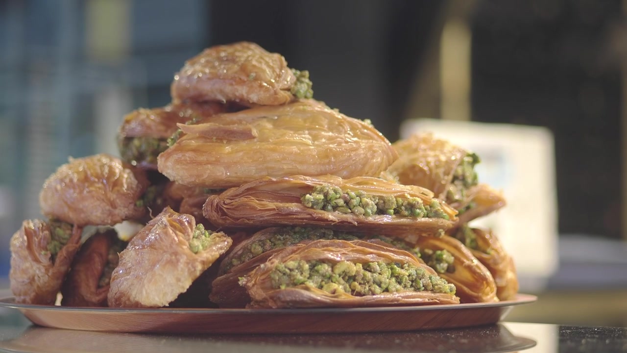 Pila di baklava al pistacchio appena sfornato su un piatto