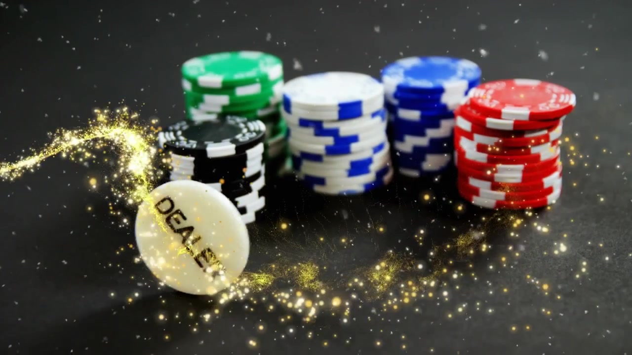 Questo video mostra fiches da casinò su un tavolo da poker in un casinò.