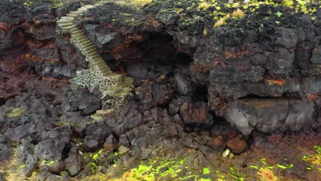 Formación-De-Cuevas-Rocosas,-Cueva-De-Agujas-En-La-Isla-De-Terceira,-Azores---Toma-Aérea-De-Drones