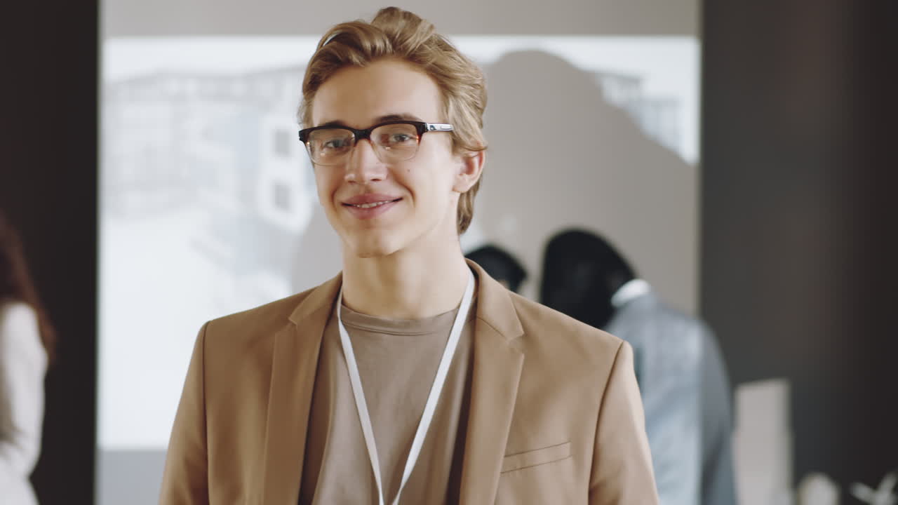 портрет молодого красивого бизнесмена на конференции