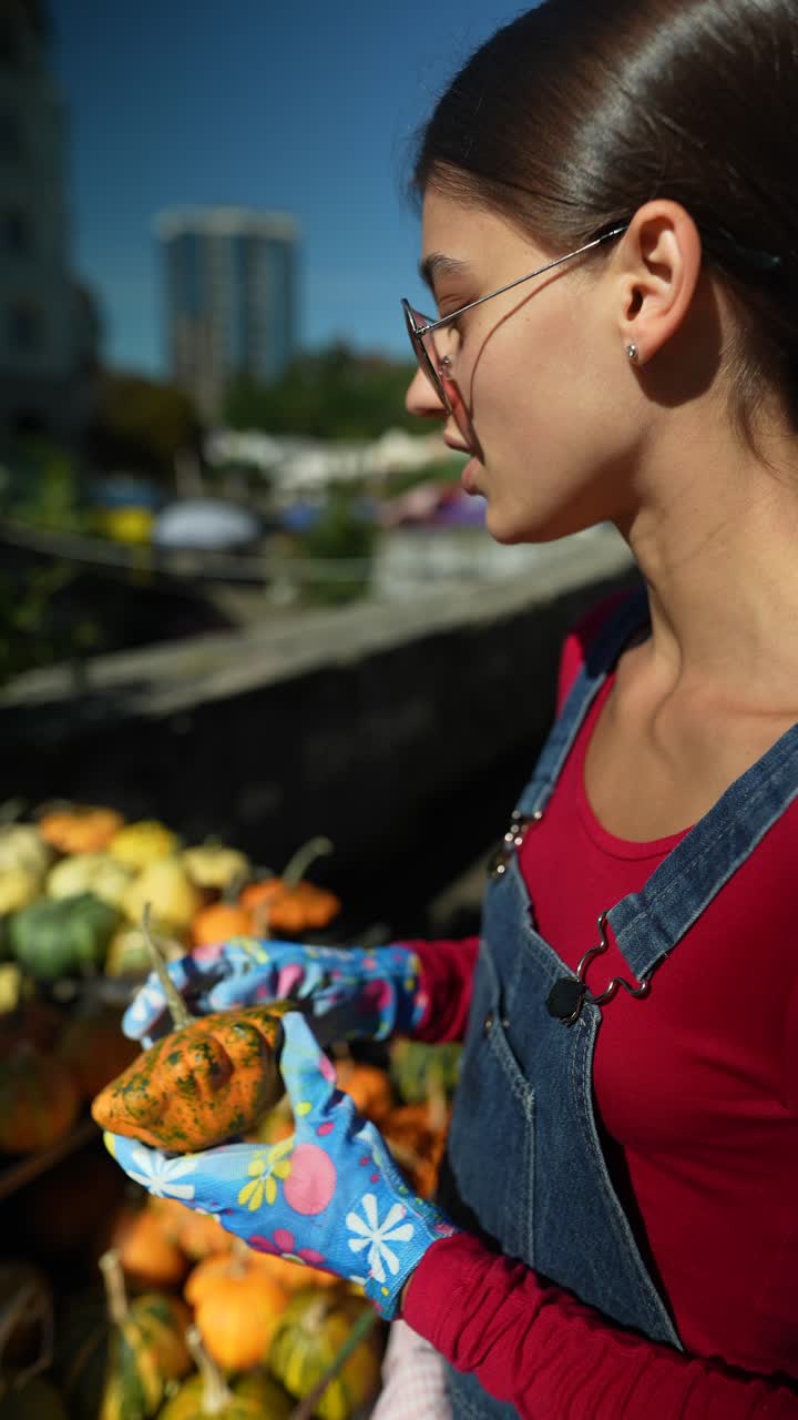 mujer en un mercado de calabazas