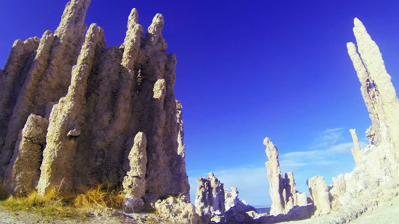 캘리포니아 모노 호수의 석회화 첨탑 아래를 여행하는 장면은 초현실적인 장면을 보여줍니다.