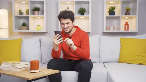 Hombre-Usando-El-Teléfono-Con-Expresión-Feliz.-El-Hombre-Lo-Está-Disfrutando.