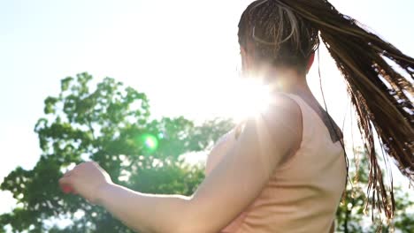 Rückansicht-Eines-Jungen-Schönen-Mädchens-Mit-Dreadlocks,-Das-In-Einem-Park-Tanzt.-Schöne-Frau-Mit-Sonnenbrille,-Die-Musik-Hört-Und-Tanzt