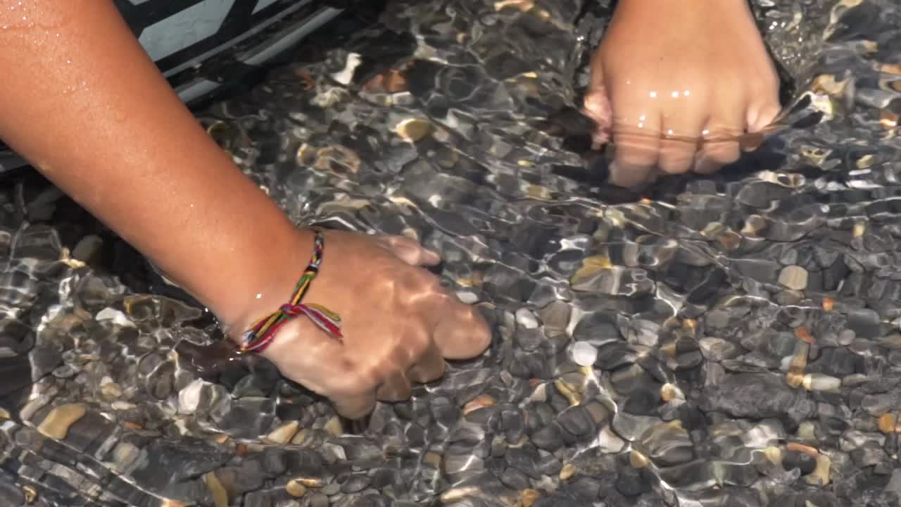 백인 4세 어린이, 풍선 링 보조 장치로 바다를 즐기고 있습니다.