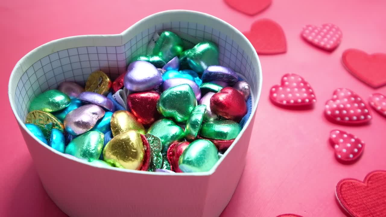 chocolates en forma de corazón en una caja en forma de corazón