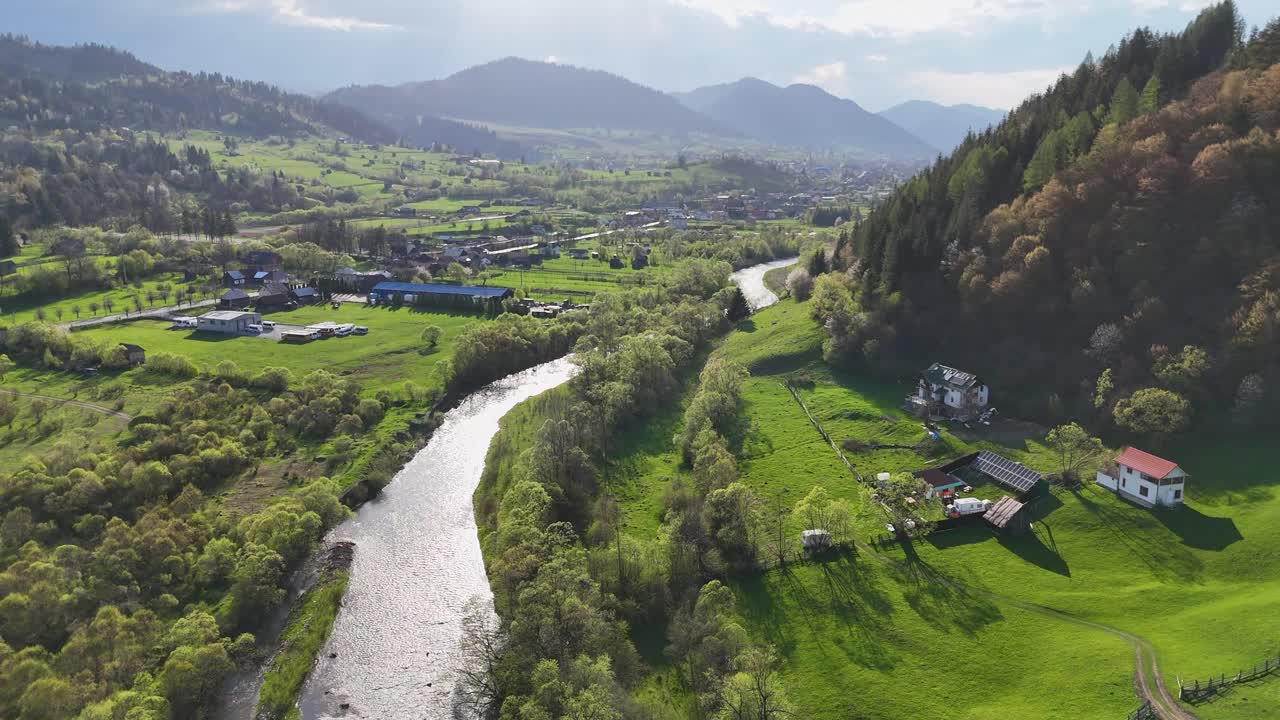 Video drone del fiume Moldova e della città di Campulung sullo sfondo
