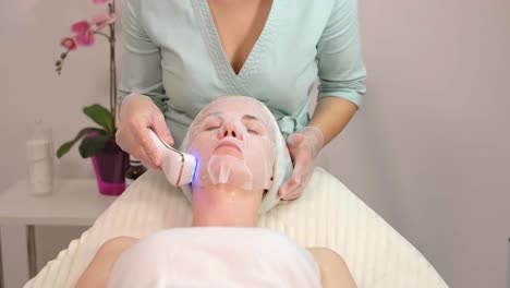 procedimiento de fonoforesis facial en la clínica de cosmetología moderna