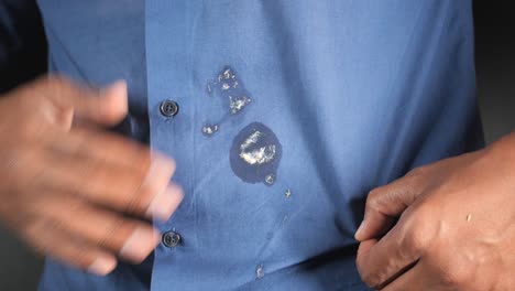 camisa azul sucia con manchas