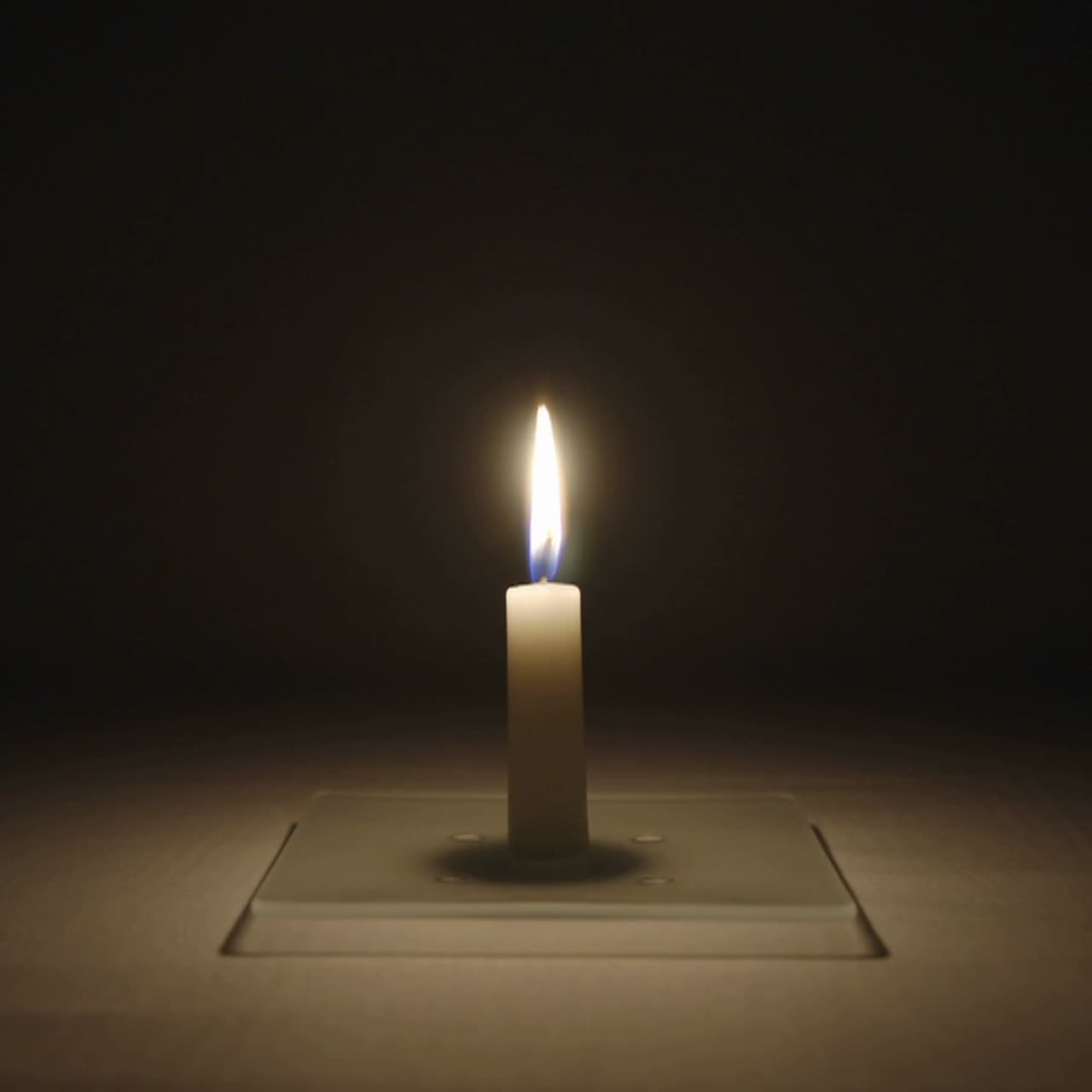 lapso de tiempo de una pequeña vela encendida en un cuarto oscuro