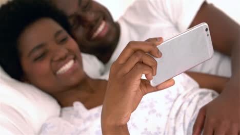 Pareja-Feliz-Tocando-El-Vientre-De-Embarazada-Tomando-Selfie