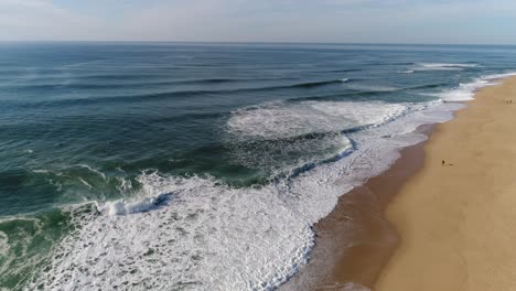 las famosas grandes olas de nazaré, portugal