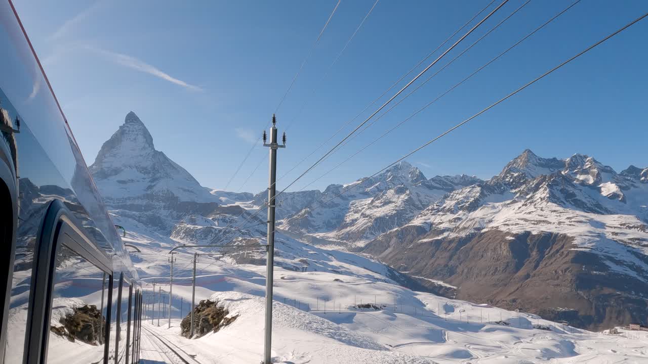pov mirando por la ventana del tren, revela la icónica montaña matterhorn en zermatt, suiza