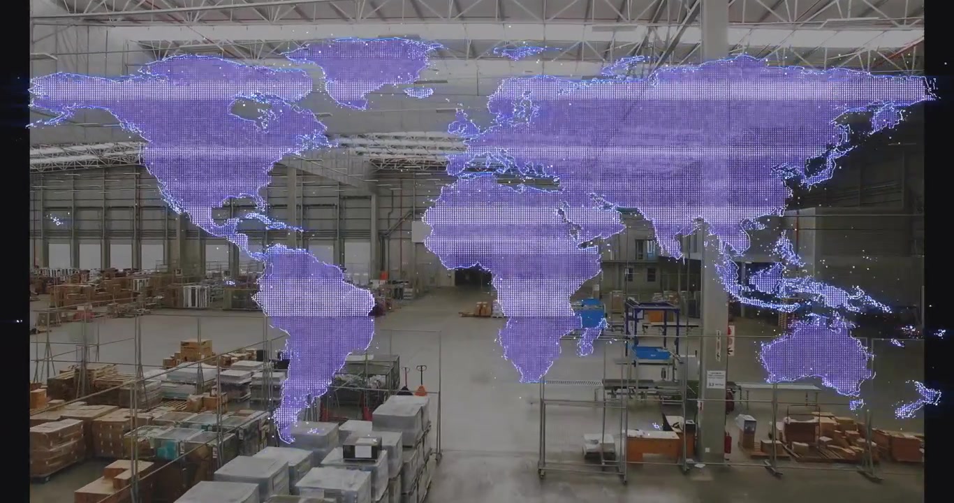 Superposición de mapa mundial violeta apareciendo mientras la cámara se desplaza, revelando un almacén que visualiza el flujo logístico