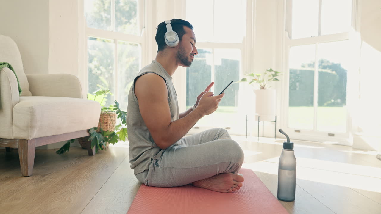 hombre, fitness y auriculares para yoga en el hogar