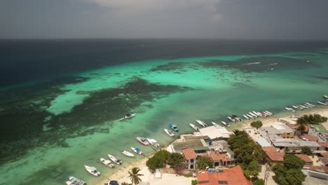 Pueblo-De-Gran-Roque-En-Los-Roques-Con-Barcos-Y-Mar-Turquesa,-Vista-Aérea