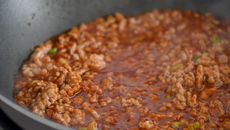 집에서 마포 토푸 요리를 할 때 뜨거운 매운 소스와 함께 은 돼지고기를 기.