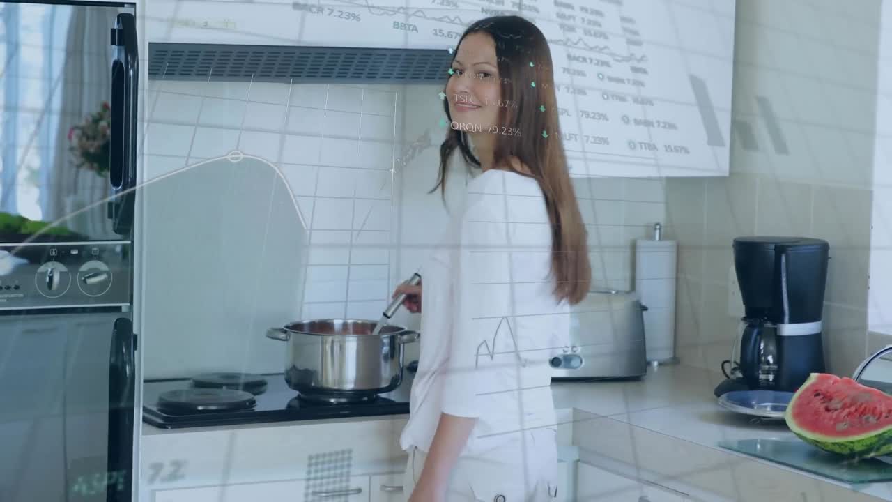Animazione di grafici, tabelle di trading, donna caucasica che cucina, sorridendo mentre guarda la telecamera.