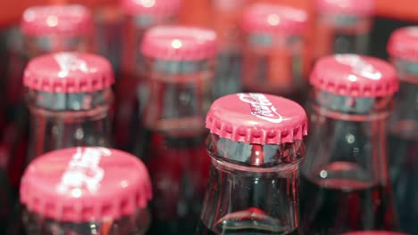 primer plano de las botellas de coca-cola