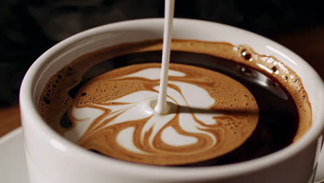 vertiendo leche en el café