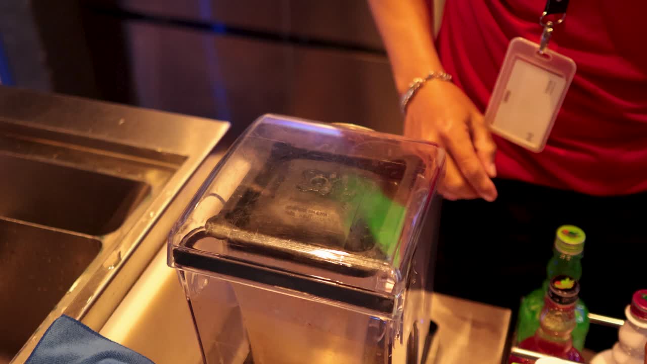 bartender haciendo cócteles en un campo de entrenamiento