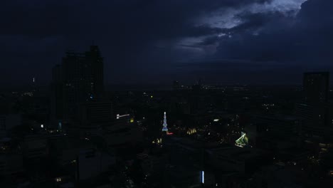 Beleuchteter-Weihnachtsbaum,-Umgeben-Von-Der-Skyline-Von-Cebu-City-Bei-Einbruch-Der-Dunkelheit