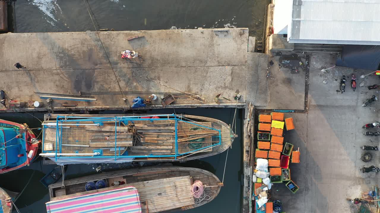 barcos de pesca en un puerto ocupado