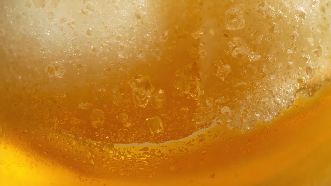 Visualizzazione del menisco aderente, poi dei cristalli che crescono e si staccano sulla parete interna, liquido ambrato che ribolle