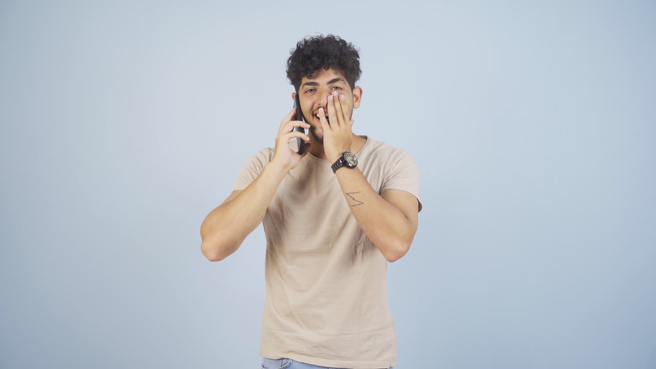 el hombre que mira el teléfono es feliz.