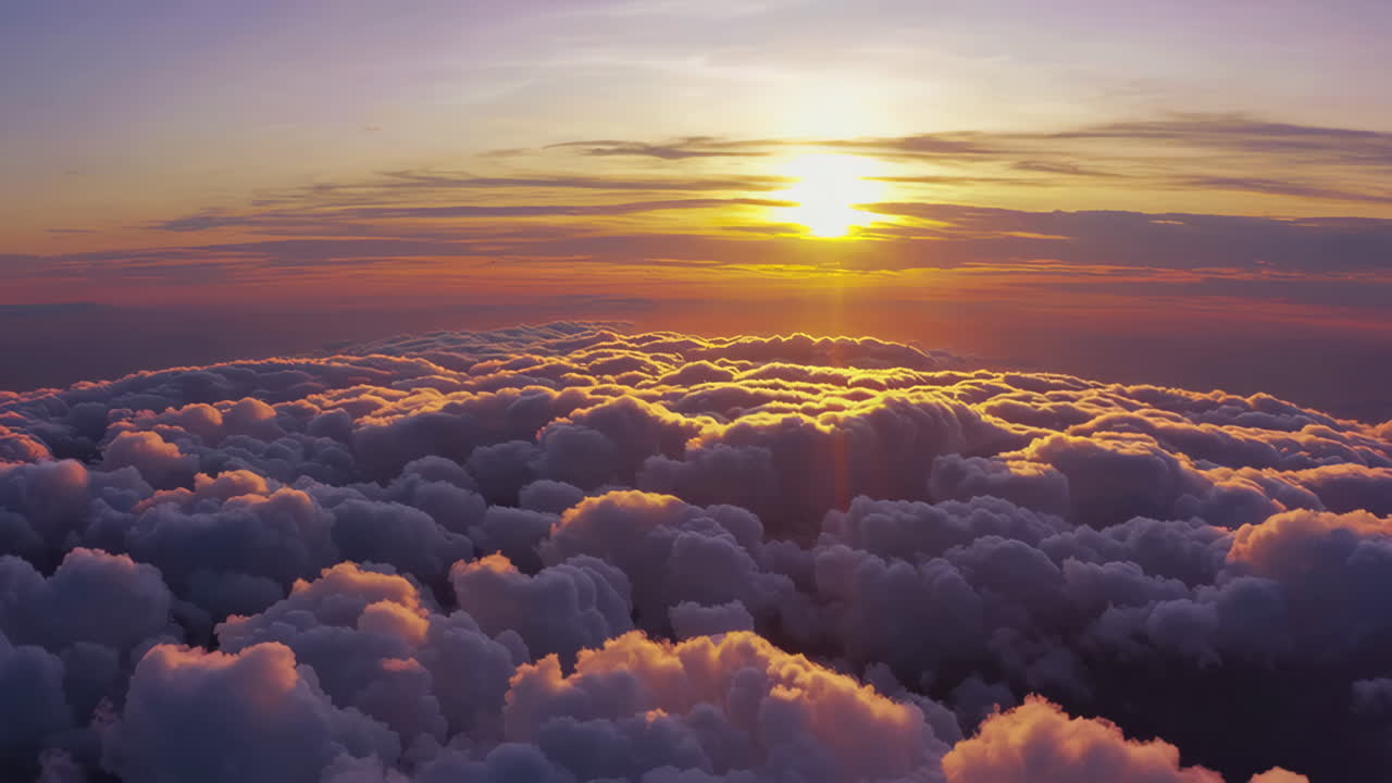 구름 위에 해가 지는 것