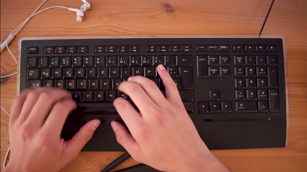 el joven está escribiendo un texto en su computadora usando un teclado-6