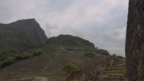 timelaps de personas que visitan machu picchu cerca de cusco en perú, américa del sur