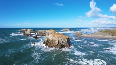 Beautiful-4K-aerial-drone-shot-hovering-towards-giant-rock-in-Bandon,-Oregon