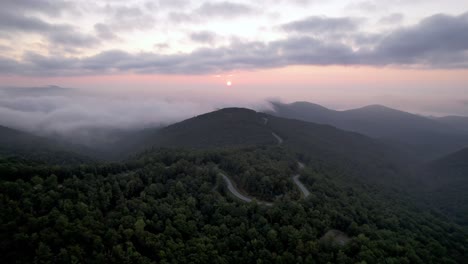 empuje aéreo del amanecer sobre el club de montaña blue ridge cerca de blowing rock y boone nc, carolina del norte