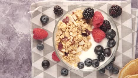 saludable y delicioso parfait de yogur de granola con bayas