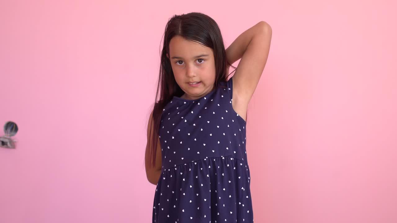 la pequeña niña caucásica recibe ingresos monetarios en billetes de dólar en efectivo. niño feliz divirtiéndose, sonriendo, mirando a la cámara.