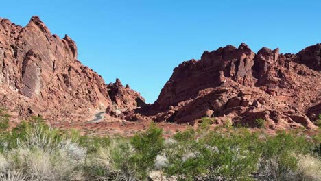 Vorbei-An-Felsformationen-Und-Hügeln-Im-Valley-Of-Fire-State-Park,-Nevada