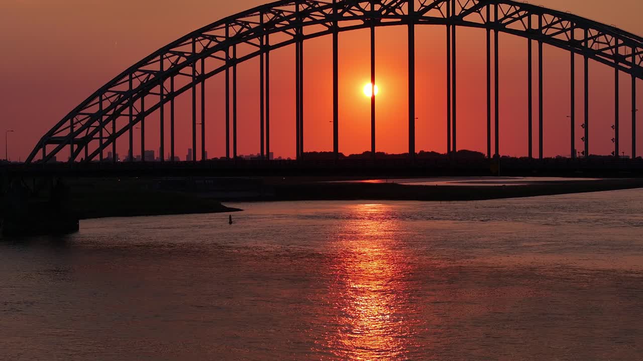 극적인 오렌지색 일몰