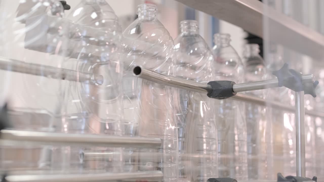 aceite de girasol en la botella que se mueve en la línea de producción. línea de embotellado de aceite de girassol en botellas. planta de producción de aceite vegetal. alta tecnología. fondo industrial