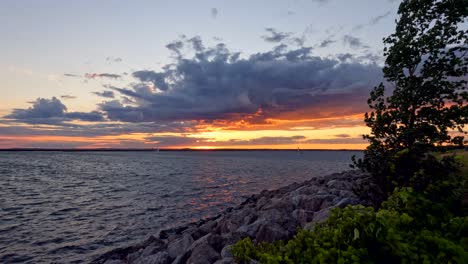 una hermosa puesta de sol en las orillas ventosas del lago erie