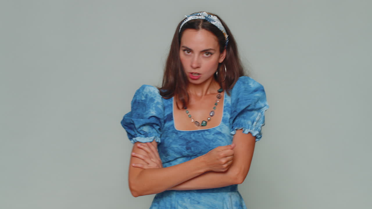 공격적인 화난 여성이 카메라 앞에서 싸우려고, 주먹을 흔들고, 표정으로 권투하고, 처벌하고