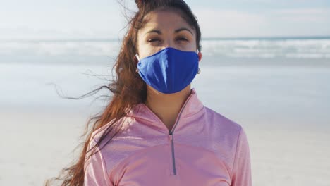 Porträt-Einer-Frau-Mit-Gemischter-Rasse,-Die-Am-Strand-Eine-Gesichtsmaske-Trägt