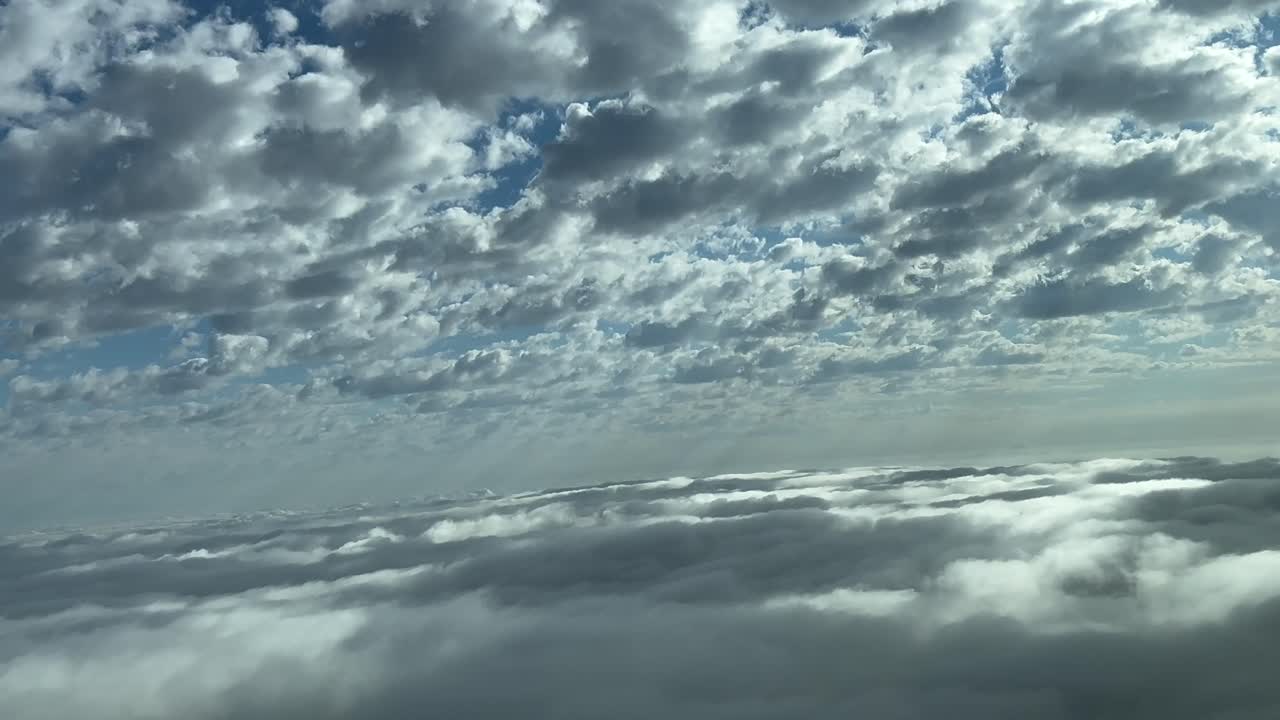 volando entre capas de nubes en un dramático cielo de invierno, como lo ven los pilotos de un avión en un giro suave a la derecha