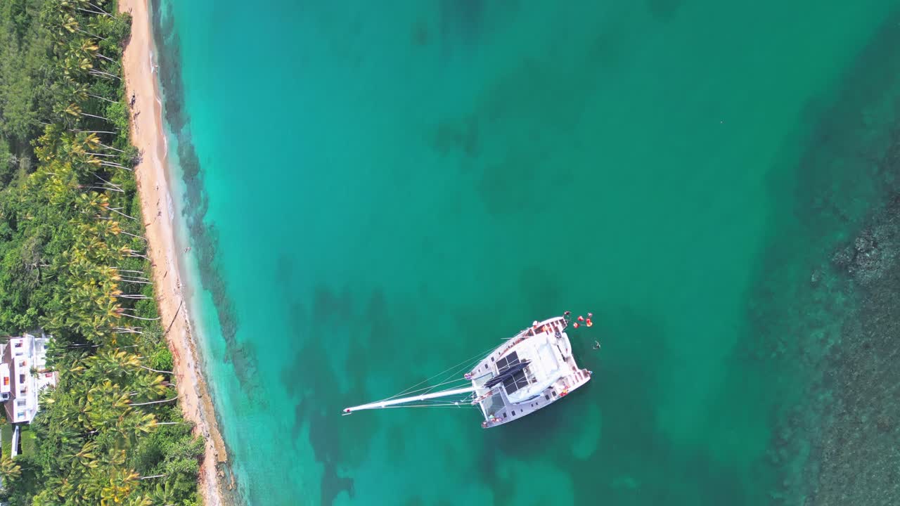 toma vertical aérea de catamarán de lujo en el mar caribe en playa bonita en verano